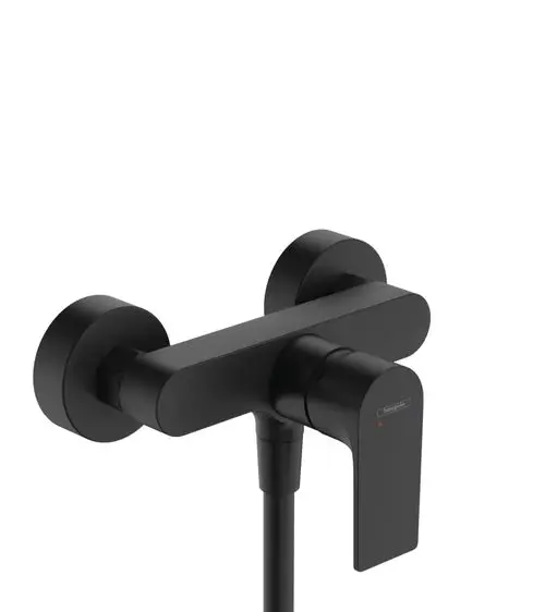 Hansgrohe-Mischer in mattschwarz, mit einer modernen, klaren Form und einem seitlichen Hebel zur Temperatur- und Durchflussregelung, montiert auf einer Wandplatte.